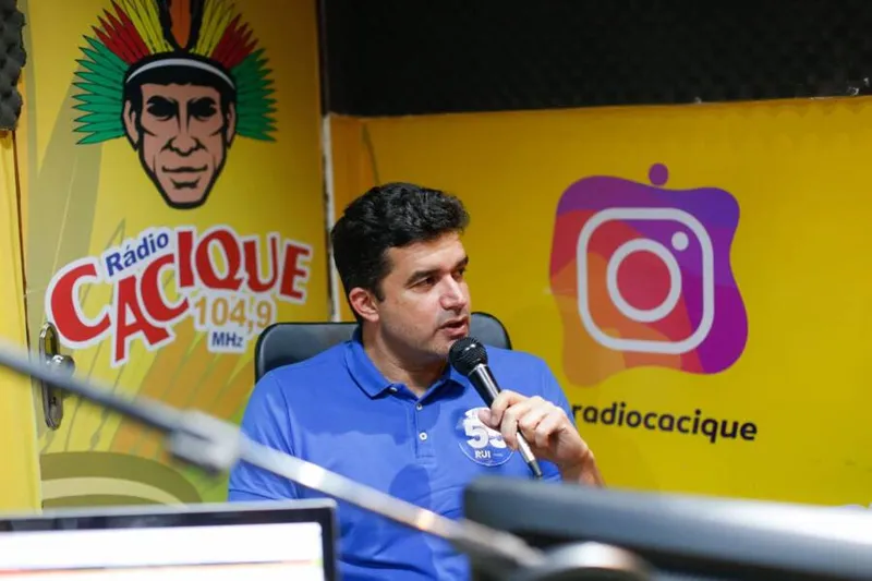 Imagem ilustrativa da imagem RUI APRESENTA PROPOSTAS PARA CRIAÇÃO DE EMPREGOS
ASSESSORIA
Rui Palmeira concedeu ontem entrevista a uma rádio em Palmeira dos Índios
DA REDAÇÃO
COM ASSESSORIA
Nos últimos três anos, Alagoas arrecadou R$ 800 milhões para combater a pobreza, mas apenas metade foi investido”, lembrou o candidato a governador Rui Palmeira (PSD) em entrevista, ontem, em Palmeira dos Índios, para criticar os baixos investimentos do governo do Estado no combate à pobreza.
Rui foi entrevistado na Rádio Cacique, em Palm