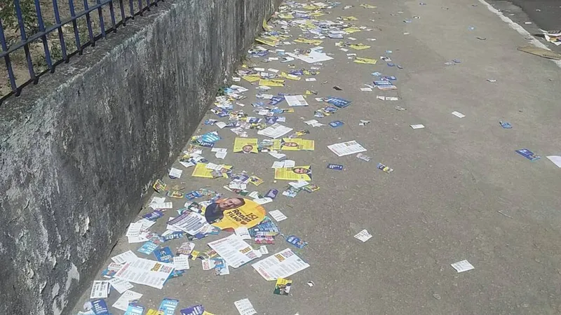 Imagem ilustrativa da imagem ‘SANTINHOS’ DE CANDIDATOS FICAM ESPALHADOS EM CALÇADAS DE ESCOLAS
