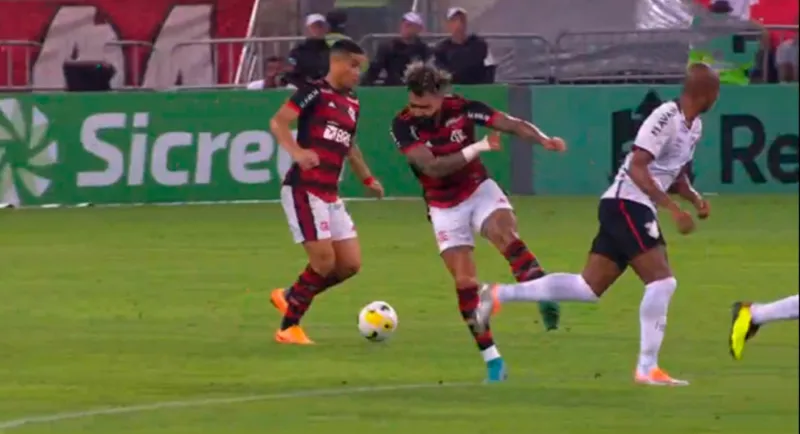 Lance em que Gabriel Barbosa acabou atingindo, propositalmente, o volante Fernandinho com um chute