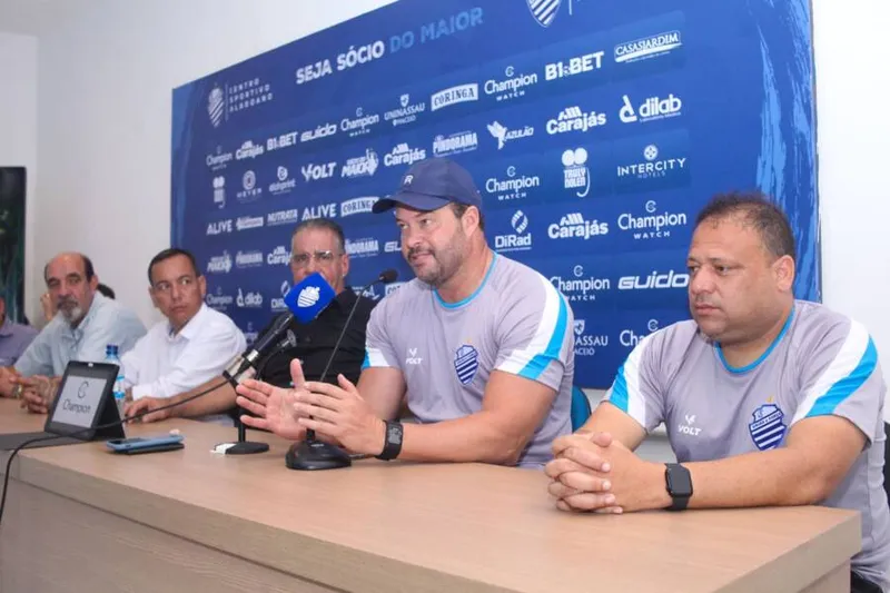 Novo técnico do CSA, Roberto Fernandes (de boné) foi apresentado nessa quarta-feira (10), no CT do Nelsão