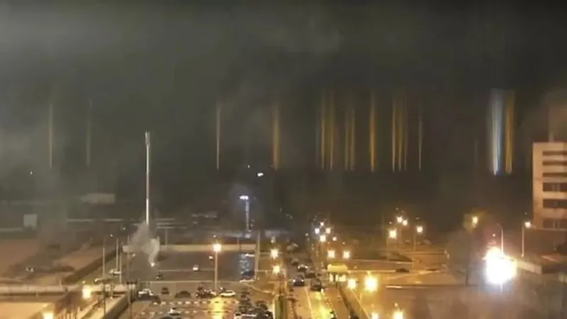 Imagem ilustrativa da imagem TEMOR DE DESASTRE NUCLEAR AUMENTA COM ATAQUES À MAIOR USINA DA EUROPA