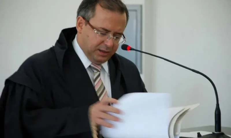Imagem ilustrativa da imagem TJ DETERMINA REMOÇÃO DE SERVIDORA PARA TRATAR FILHO AUTISTA
ASSESSORIA
Decisão do desembargador Fábio Ferrario permite que servidora possa acompanhar tratamento do filho
MARIANE RODRIGUES
REPÓRTER
O Tribunal de Justiça determinou que a Universidade Estadual de Alagoas (Uneal) remova imediatamente uma servidora do Campus de Arapiraca para o Campus de Maceió, como medida de garantir à mulher o direito de acompanhar o filho de três, diagnosticado com autismo. As terapias das quais ela precisará aco