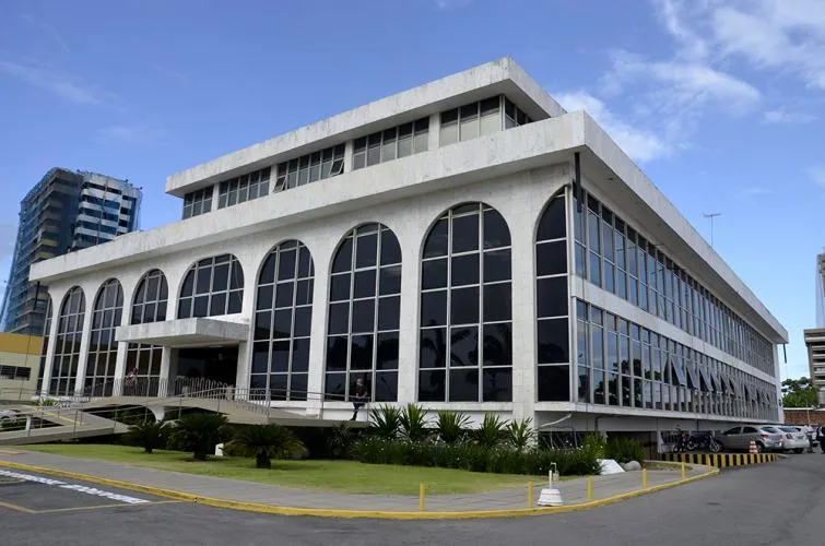 Imagem ilustrativa da imagem TRIBUNAL DE CONTAS DO ESTADO ABRE INSCRIÇÕES PARA CONCURSO PÚBLICO
DIVULGAÇÃO
Concurso do Tribunal de Contas do Estado oferece 32 vagas para cargos de nível superior
JOBISON BARROS
REPÓRTER
Uma grande oportunidade para ingressar no serviço público está aberta até o dia 25 de agosto, data na qual se encerram as inscrições para o concurso público do Tribunal de Contas do Estado de Alagoas (TCEAL).
Ao todo serão ofertadas 32 vagas para os cargos de Agente de Controle Externo, Agente Contabilista e