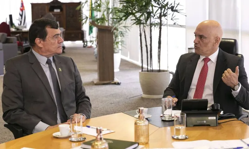 Imagem ilustrativa da imagem TSE ADMITE TESTE NAS URNAS COM ELEITORES REAIS
TSE
Ministro da Defesa, Paulo César Nogueira, se reuniu ontem com o presidente do TSE, ministro Alexandre de Moraes
FELIPE PONTES
AGÊNCIA BRASIL
Técnicos do Tribunal Superior Eleitoral (TSE) e das Forças Armadas deverão elaborar um projeto piloto para que o teste de integridade da urna eletrônica, realizado no dia de votação, ocorra usando a biometria de eleitores reais, informou a Corte Eleitoral. Não foi divulgada a previsão de duração dos trabalh