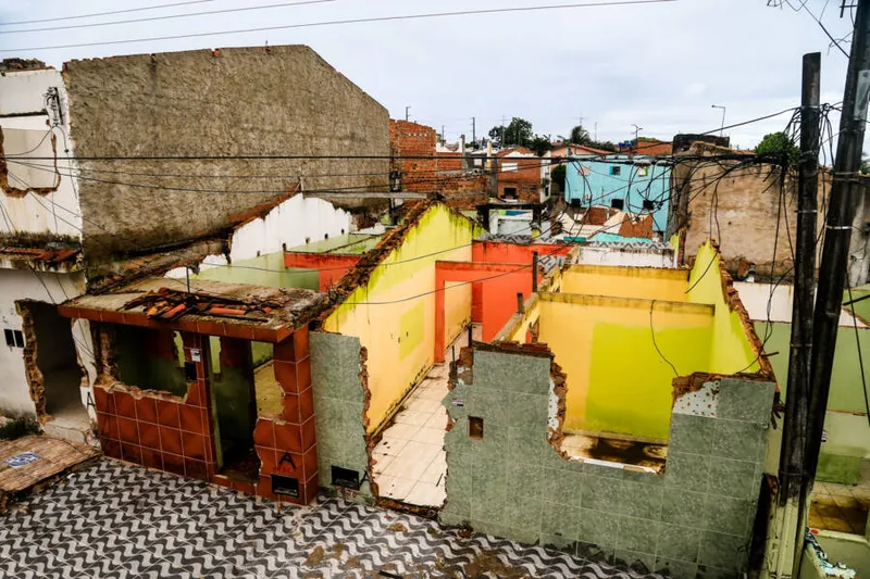 Milhares de pessoas tiveram que deixar seus imóveis devido aos riscos à vida