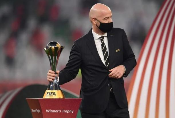 Sob o comando de Gianni Infantino, Fifa garantiu que ao menos até 2024 o Mundial continuará com sete times