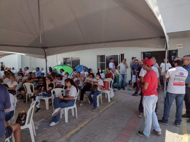 Os profissionais armaram tenda na porta da Secretaria Municipal de Saúde, em Maceió