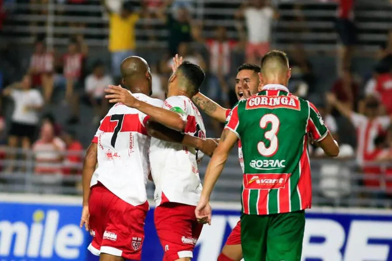 Jogadores do CRB comemoram o segundo gol de Copete na partida contra o CSE