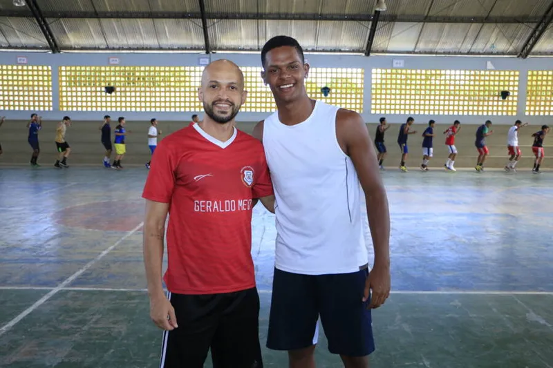 Alagoano Michael Quintino (dir), ao lado do professor Bruno: convocação para Seleção Brasileira de handebol