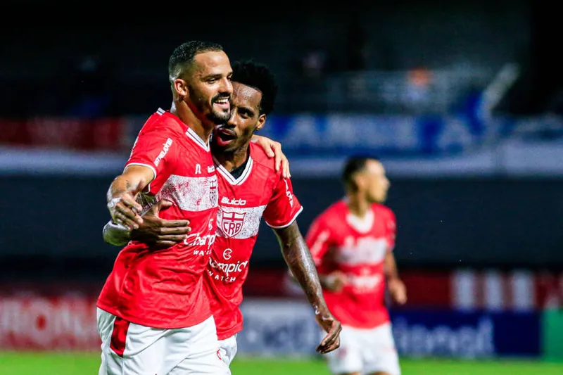 Artilheiro Anselmo Ramon (à frente) comemora com Guilherme Romão mais um gol seu pelo Galo