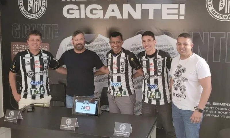 O técnico Evaristo Piza (à esquerda) posou ao lado do presidente Rogério Siqueira e sua comissão técnica