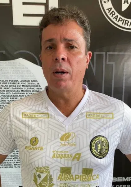 Técnico Evaristo Piza (foto), e outros 15 jogadores tiveram seus nomes publicados no BID e podem estrear