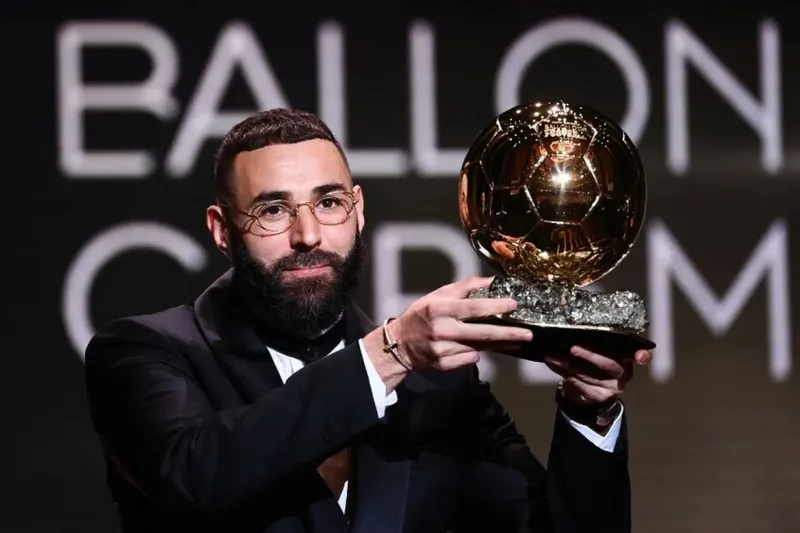 Atacante Karim Benzema confirmou o favoritismo e conquistou o prêmio da Bola de Ouro