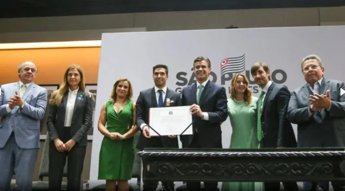 Técnico do Palmeiras recebeu a Medalha do Mérito Esportivo, concedida pelo governador de São Paulo