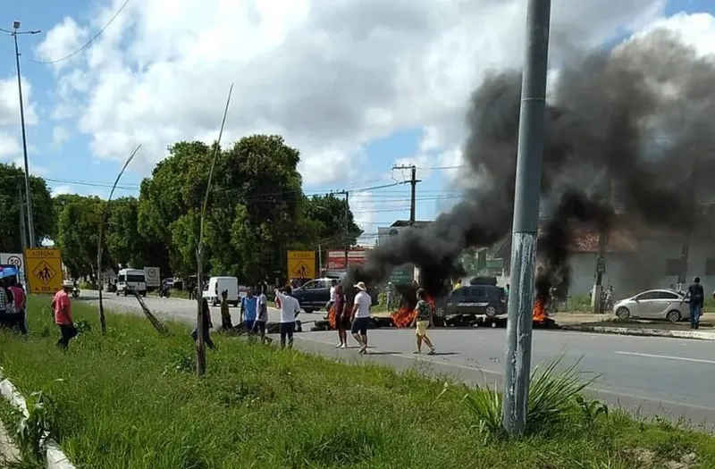 Imagem ilustrativa da imagem Ações da smtt de maceió na área do aeroporto geram protesto