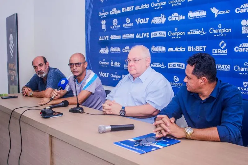 Omar Coêlho, ladeado pelo técnico Adriano Rodrigues (2º à esq) e Mossoró (à dir), coordenador de futebol do CSA