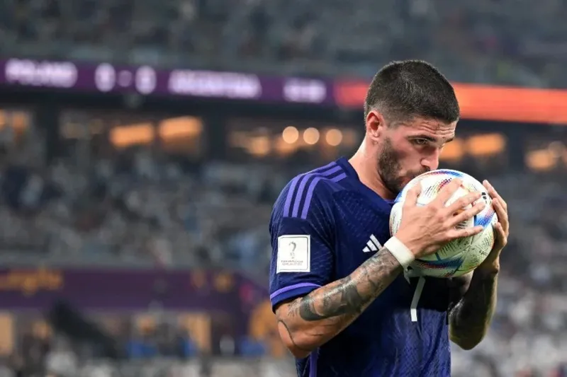 Meia Rodrigo de Paul não participou do treino da Argentina nessa quarta (7) e é dúvida para jogo com a Holanda