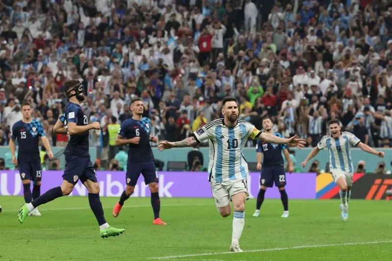Com um gol de pênalti e uma belíssima assistência, Lionel Messi brilhou novamente e levou argentinos para a final