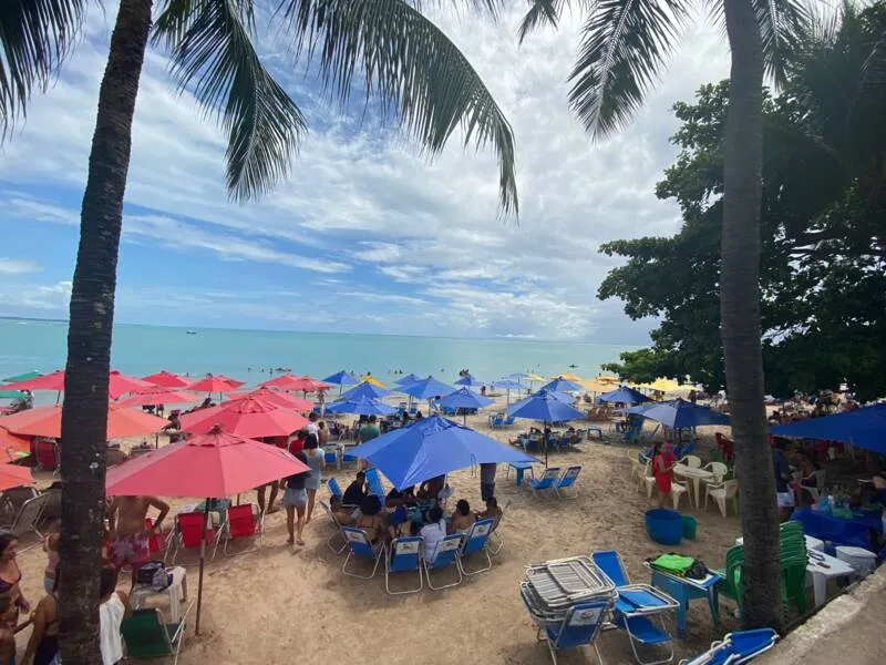 Na orla de Pajuçara, havia muita gente desfrutando o dia sentada na areia ou em cadeiras