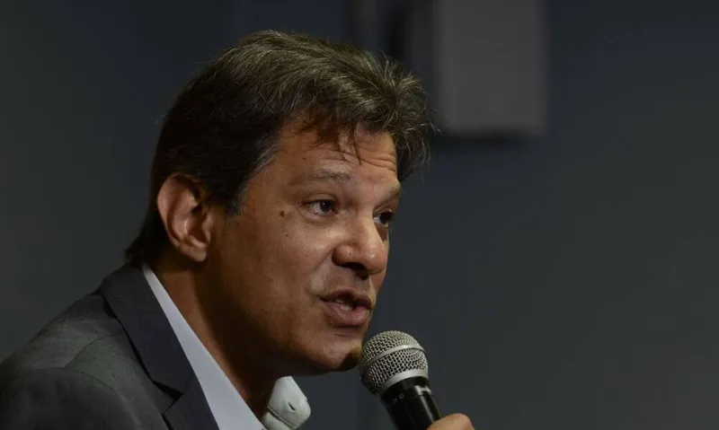 Imagem ilustrativa da imagem Bolsa cai e dólar tem alta após encontro de Haddad com banqueiros