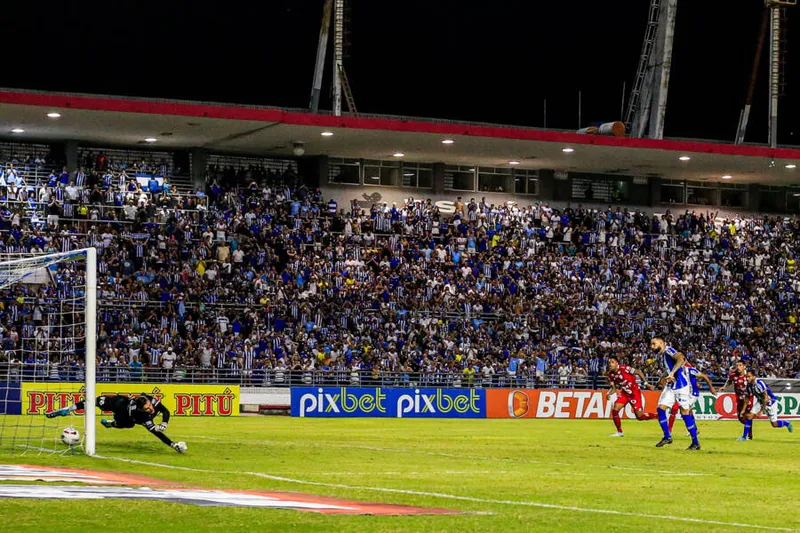 Com frieza e qualidade, Rodrigo Rodrigues cobrou o pênalti que garantiu a vitória azulina