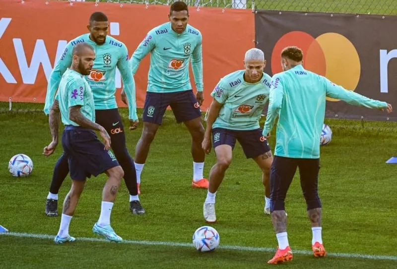 Seleção treinou e Tite ainda não definiu equipe para a estreia da Copa, contra a Sérvia