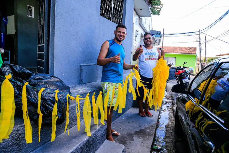 Animados com a Copa, moradores no Feitosa enfeitam as ruas para torcer pelo Brasil