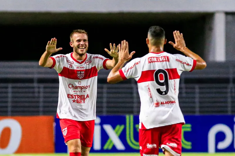 Maceió, 22 de fevereiro de 2023
Lance do jogo entre CRB X Santa Cruz, partida válida pela 5ª da Fase de Grupo da Copa do Nordeste, partida realizada no Estádio Rei Pelé, em Maceió. Alagoas - Brasil.
Foto: Ailton Cruz