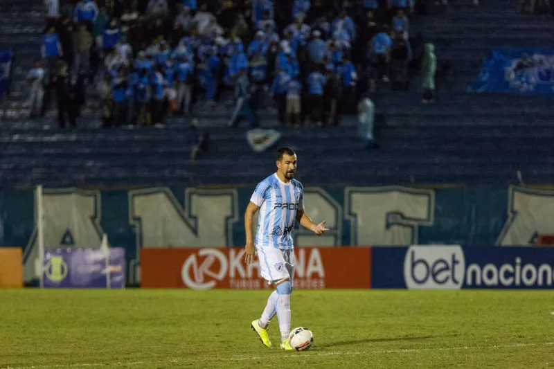 Zagueiro Saimon, ex-Londrina, vestirá a camisa vermelha e branca do CRB na próxima temporada