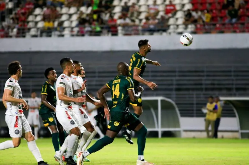 De cabeça, capitão Gum marcou na metade da etapa final e definiu vitória alvirrubra