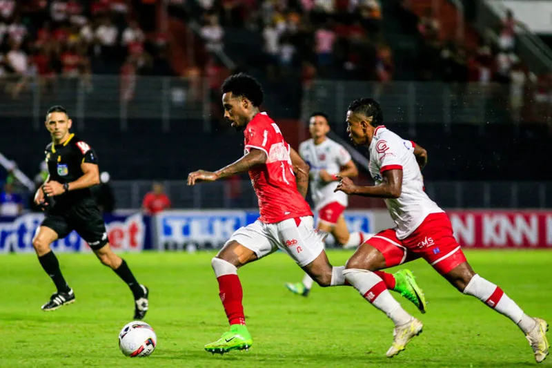 Maceió, 27 de abril de 2022
Lance do jogo entre CRB e Nautico, partida válida pela 4ª rodada da Série B do Campeonato Brasileiro, realizada no Estádio Rei Pelé em Maceió, Alagoas - Brasil.
Foto: Ailton Cruz