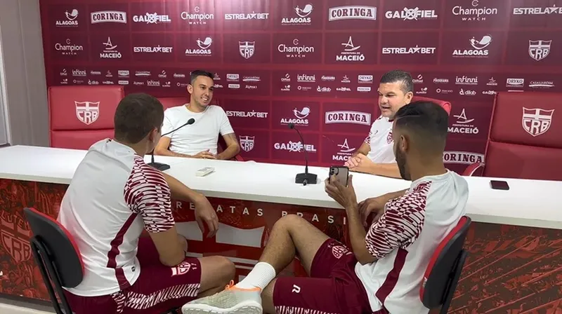 Novo técnico do Galo, Umberto Louzer conheceu seus novos jogadores e conversou com o diretor Thiago Paes