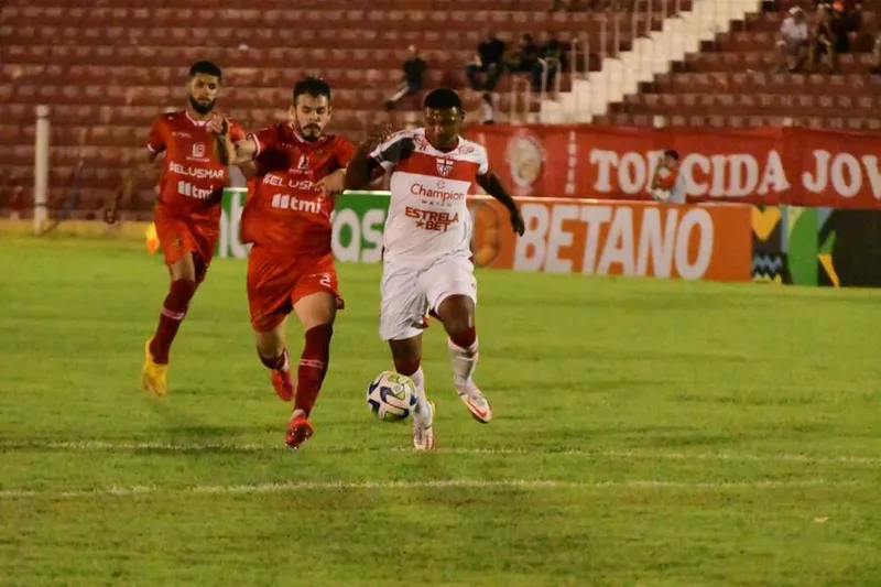 Galo encontrou algumas dificuldades no campo irregular, mas fez o seu dever e fatura bolada em premiação