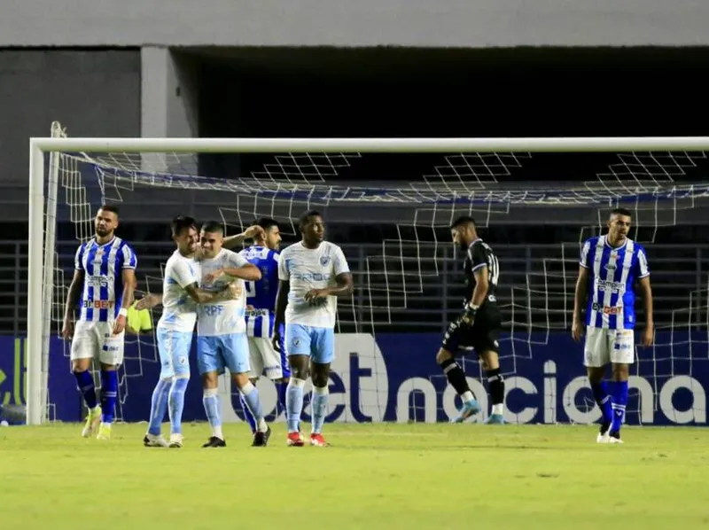 Com nova derrota dentro de casa, Azulão fica muito perto de rebaixamento para Série C