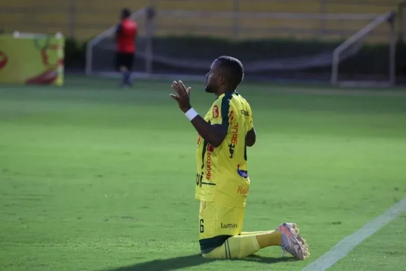 Azulão acertou a contratação do lateral esquerdo Pará, de 27 anos, que estava no Mirassol