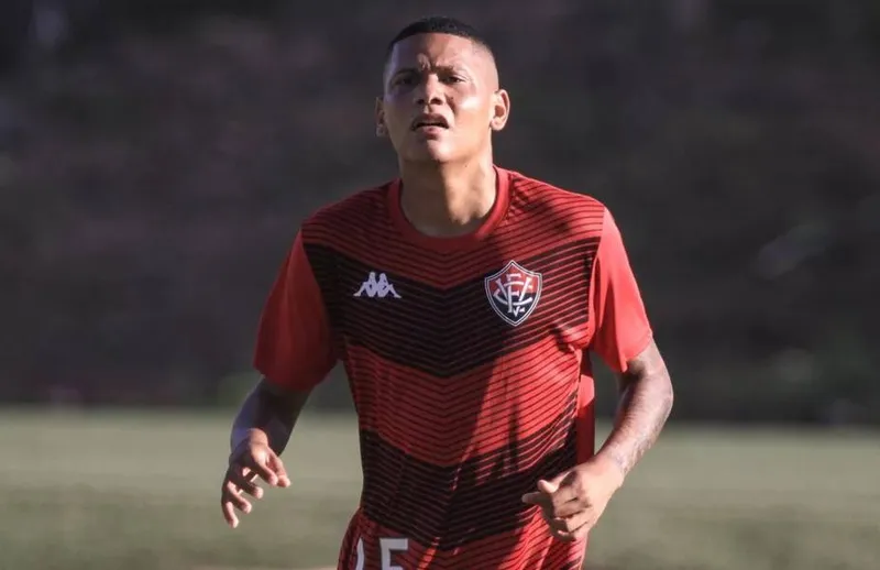 Novo volante do Azulão tem apenas 24 anos e soma passagens por Chapecoense, Vitória, Jacuipense e Tombense