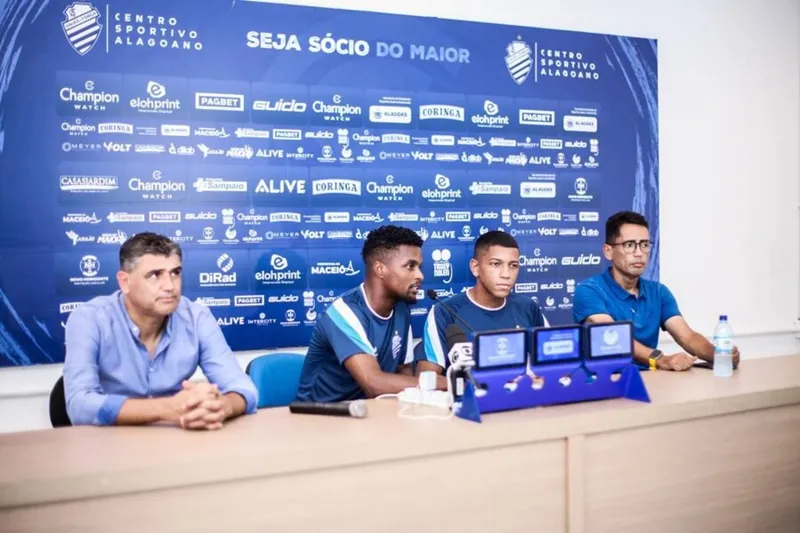 Moisés Ribeiro e Yago Henrique (ao centro) foram apresentados na tarde dessa segunda-feira (13), no CT Nelson Feijó