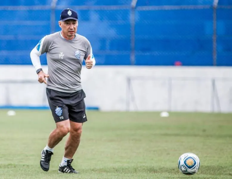 Técnico Roberto Fonseca vem fazendo os últimos ajustes no time titular do Azulão
