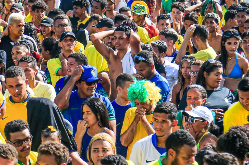 Apreensão no rosto dos torcedores, durante o jogo em que o Brasil despediu da Copa 2022