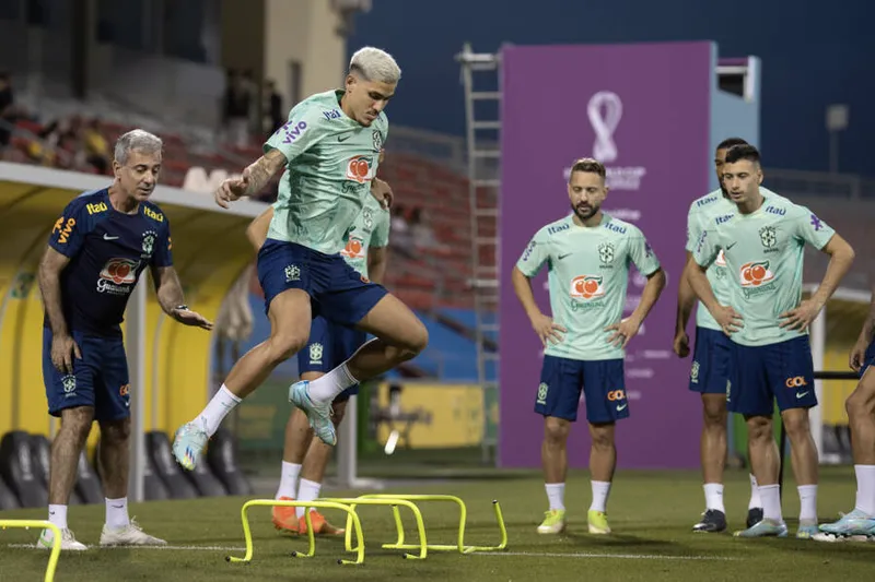 Os reservas de Tite fizeram treinamento no campo e podem jogar contra Camarões