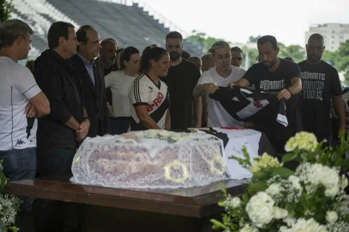 Nenê colocou uma camisa do Vasco sobre o caixão de Roberto Dinamite, em velório realizado em São Januário
