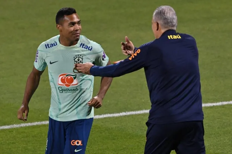 Alex Sandro se recupera de lesão no quadril e foi a campo, onde conversou com Tite