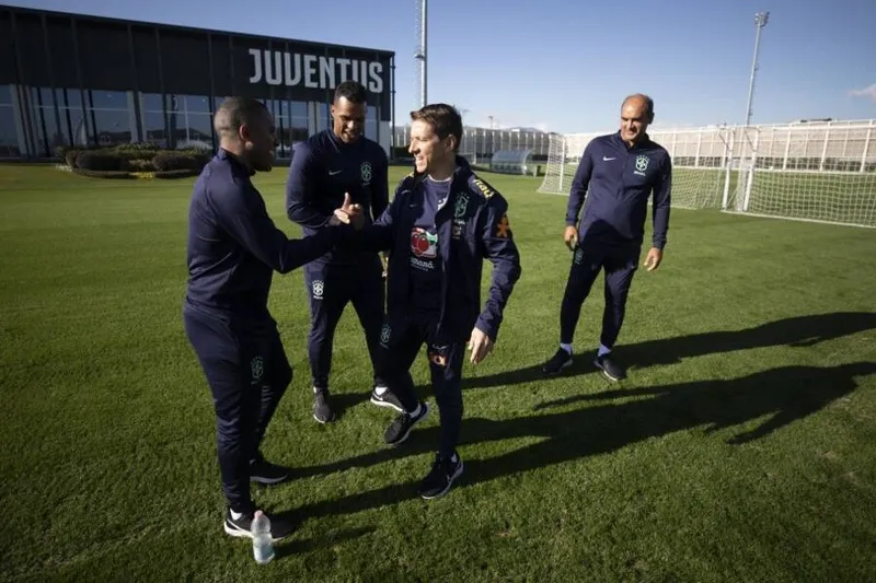 Juninho Paulista cumprimenta alguns integrantes da comissão técnica da Seleção Brasileira