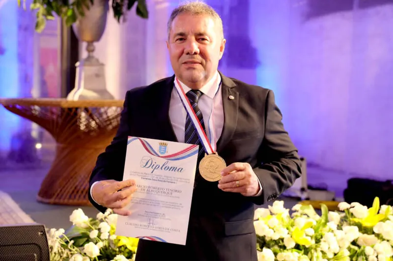 O procurador-geral de Justiça de Alagoas, Márcio Roberto Tenório de Albuquerque, foi um dos agraciados, ontem, em Marechal Deodoro, com a Comenda Dona Rosa da Fonseca. Ele dedicou a homenagem à família e aos membros e servidores do MPE. ‘É um reconhecimento à nossa trajetória dentro do órgão, que tem sido marcada pela defesa do cidadão alagoano’, disse.