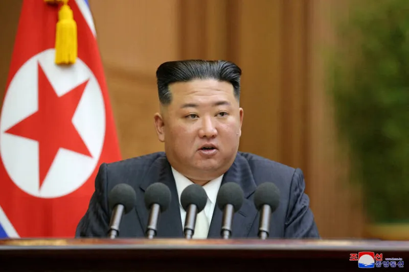 Kim Jong Un elogiou os funcionários que desenvolveram o novo míssil em seus comentários