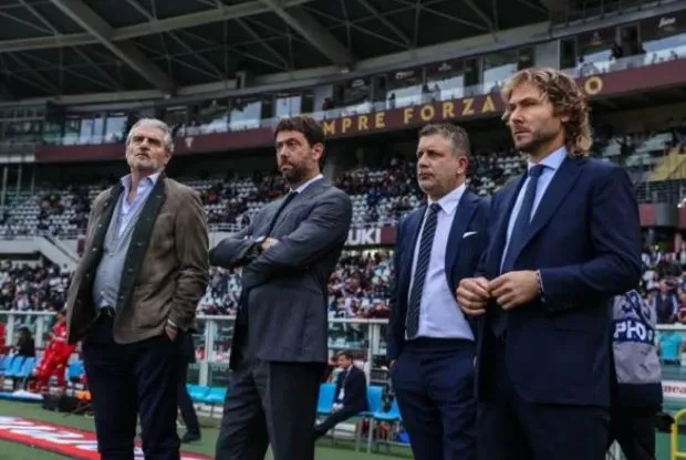 Ex-meia Pavel Nedved (à dir) e outros dirigentes da Juventus podem ir a julgamento por fraude