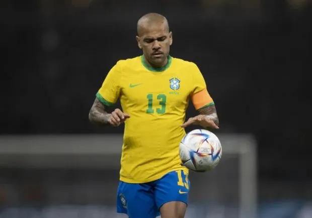 Lateral direito Daniel Alves teve a prisão preventiva decretada por uma juíza de Barcelona, na Espanha