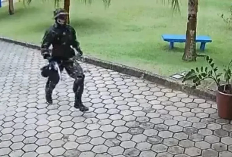 O adolescente disse em depoimento à polícia que manuseava a arma do pai escondido e se preparou para o ataque assistindo vídeos na internet
