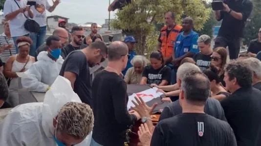 No momento do sepultamento, apenas os familiares e amigos mais próximos acompanharam o caixão do ídolo