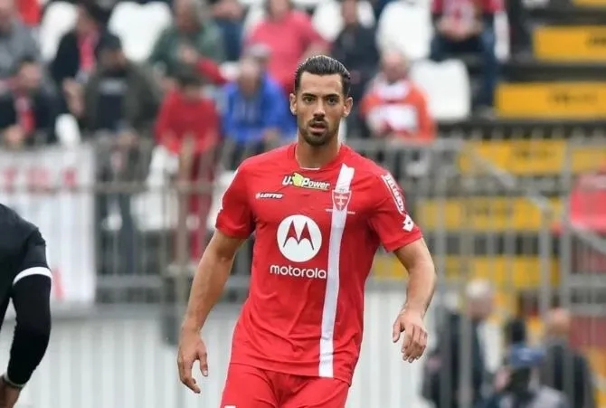 Pablo Marí, ex-zagueiro do Flamengo, foi esfaqueado em um shopping na Itália